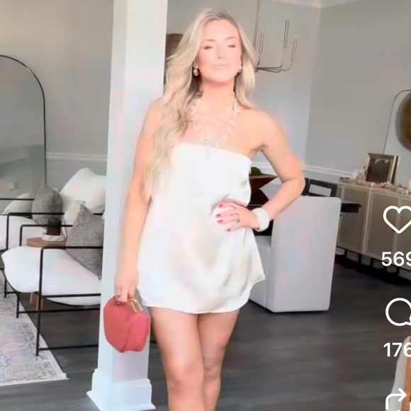 NWT ZARA BLOGGER FAV satin Top size L and XL
🚨PRICE FIRM NO DISCOUNT - Picture 9 of 16